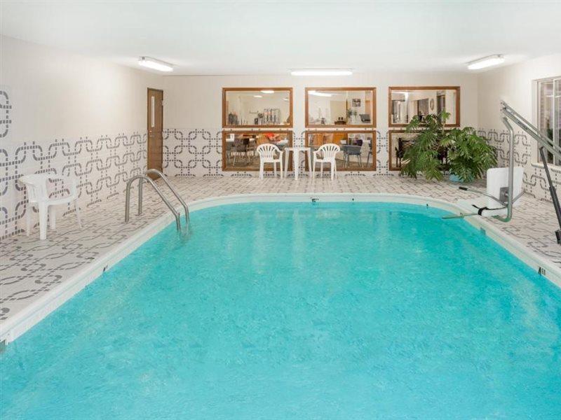 Super 8 By Wyndham Pekin/peoria Area Hotel Pekin