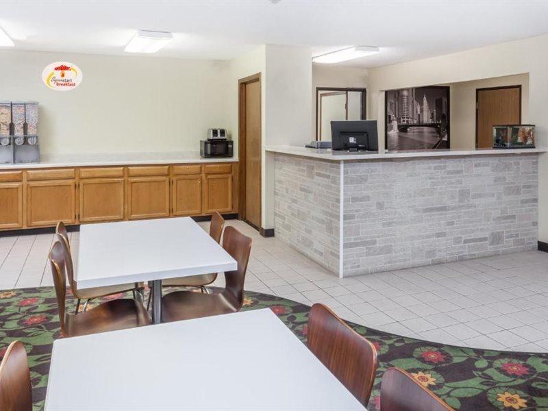 Super 8 By Wyndham Pekin/peoria Area Hotel 3*
