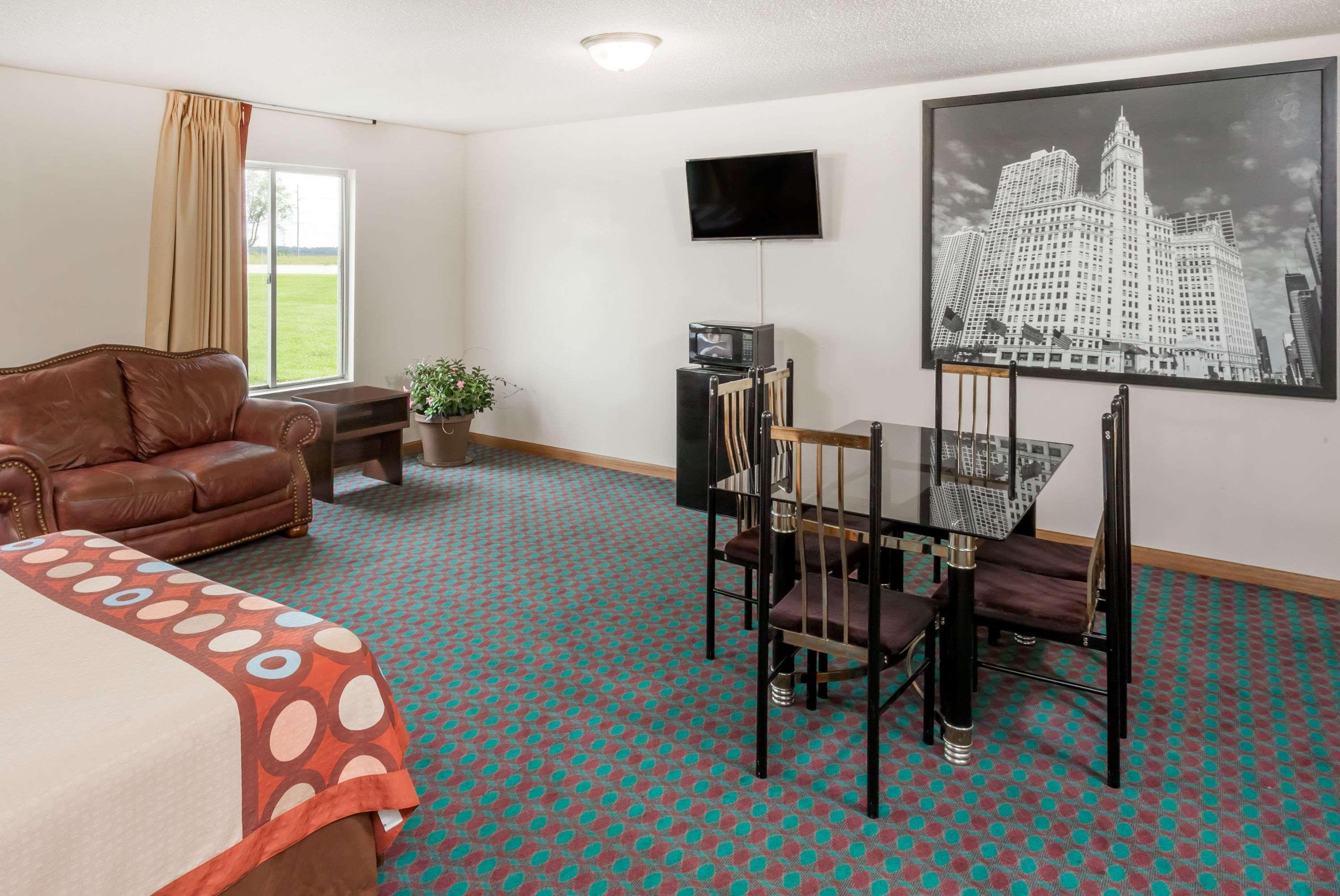 Super 8 By Wyndham Pekin/peoria Area