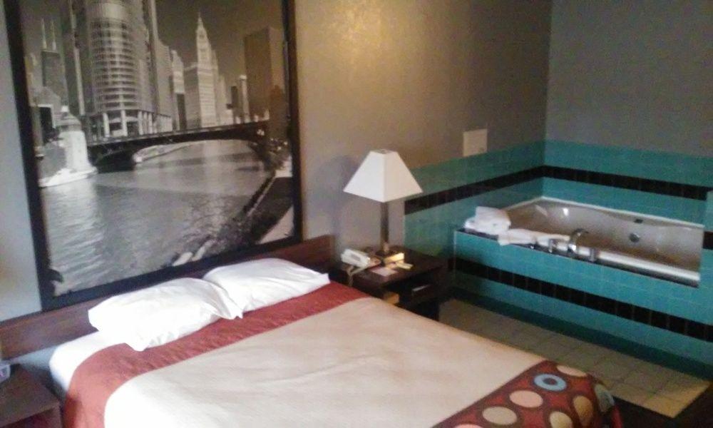 Super 8 By Wyndham Pekin/peoria Area